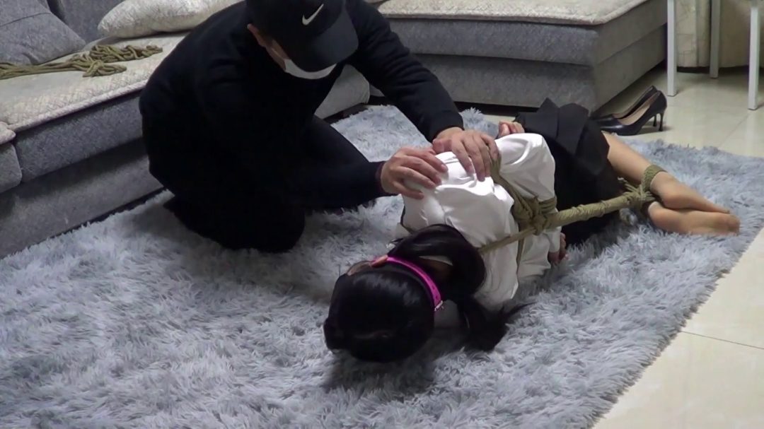 制服女孩 原味堵嘴 挠痒放置 驷马 床上固定捆绑欺负到真的生气骂人~ 红豆-4