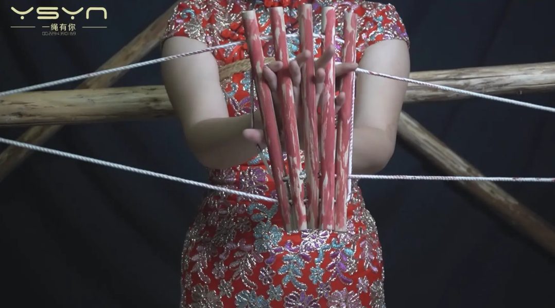 双手脚被吊起打脚心挠痒跪绑拶子拶手指上电刑电晕死过去-2