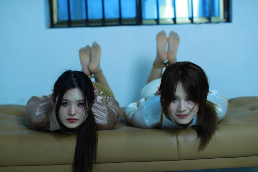 【铁窗下的姑娘】柳诗涵、柳依强强联合打造拷在铁窗下沙发上各种姿势五花驷马美丽展示-8