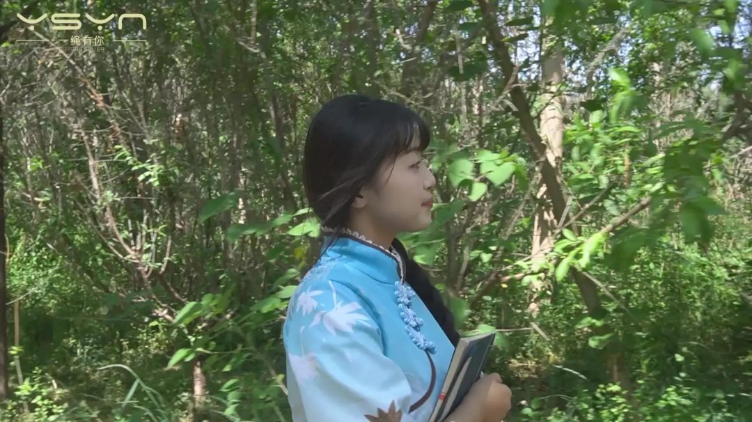 【赤心烈女行】丛林中行走的女孩被特务抓到审讯酷刑打挠痒铁刷刷脚心关押五花大绑刑场-5