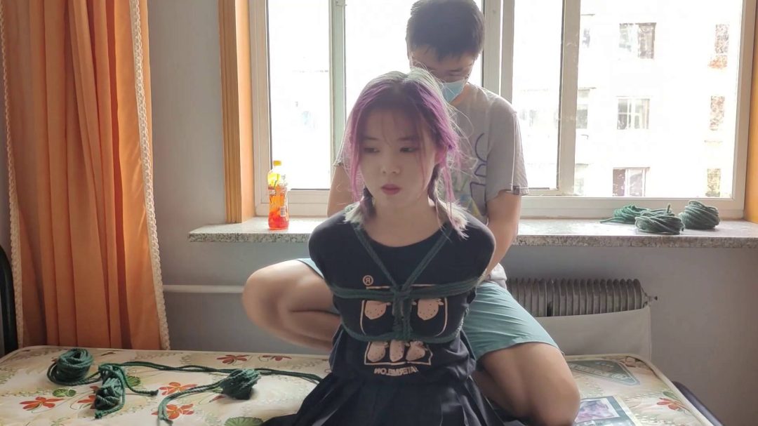 月潇驷马紧缚舔足训练-2