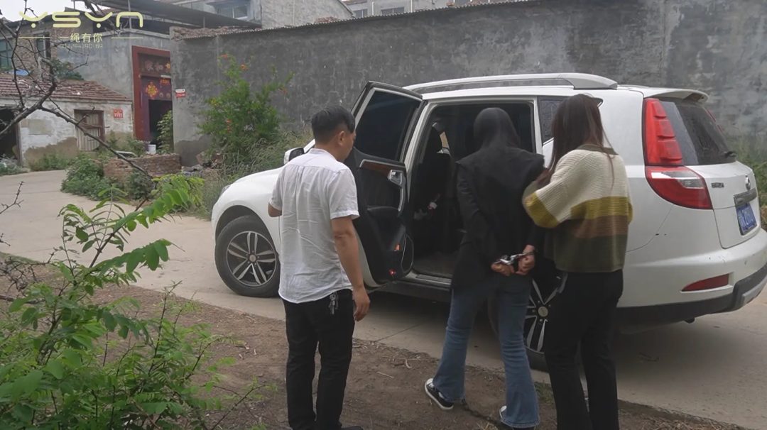 【法网之下】参与红蜘蛛犯罪的林晓以抢劫故意伤害罪等多项罪名被依法逮捕戴脚镣手铐收监拍照多次提审宣判五花驷马-1