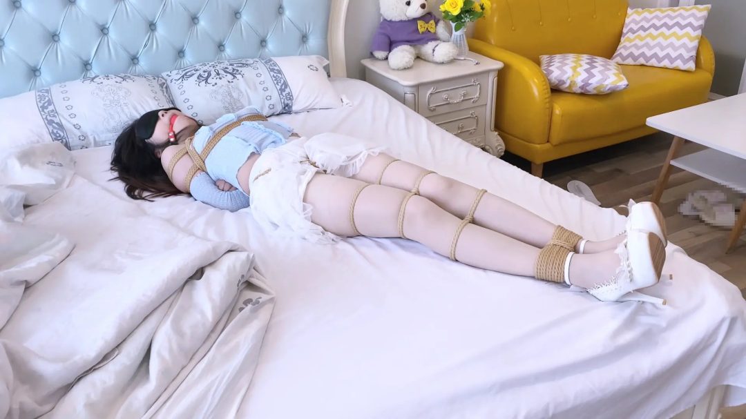 【嗷大喵】-《吃鱼的喵》-尾随绑架,捂晕,日式紧缚,胸缚,股绳,多节并腿缚蛇缚,口球,脱鞋tk,放置挣扎,丝袜堵嘴,胶布封嘴,强制吊腿,抚摸,挠脚心等等-7