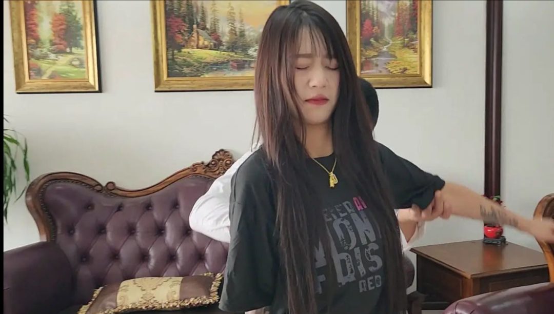 被搜身的超臭脚千金小姐-2