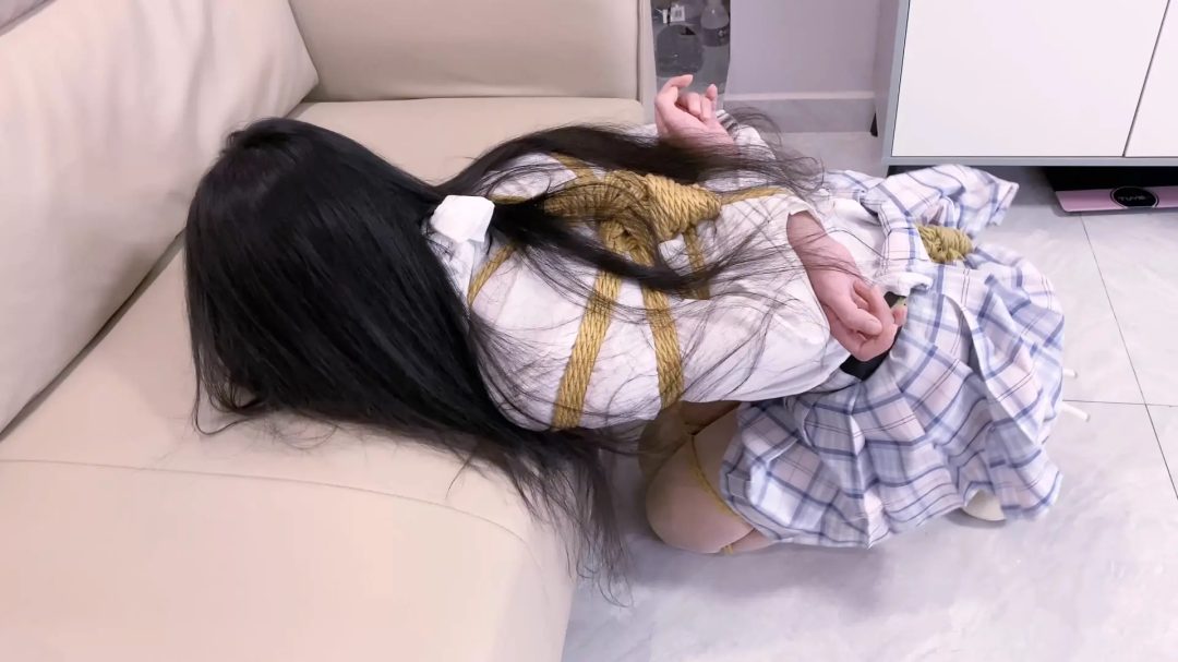 《路崽日记》-jk白丝被丝袜塞嘴勒嘴,多层胶布封嘴,双层丝袜蒙嘴,日式紧缚,胸缚,股绳,多节并腿捆,挑战挣脱堵嘴失败,附封嘴和撕开花絮在结尾-6