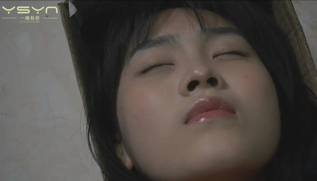 【断头台下的肚兜女姝】卧底女孩被捕捆绑刑房老虎凳打挠脚心后威逼脱掉旗袍肚兜再次老虎凳上刑全身挠痒刑后上断头台-14