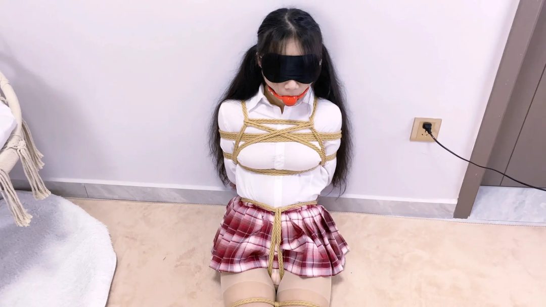《少女情劫》-被超紧日式紧缚+胸缚+股绳+蛇缚并腿捆+丝袜堵嘴再口球+强制TK+堵嘴取出+强制弓腰+胶布封嘴+猛烈TK+脚底特写+放置挣扎+手掌死灰色绑哭两-9