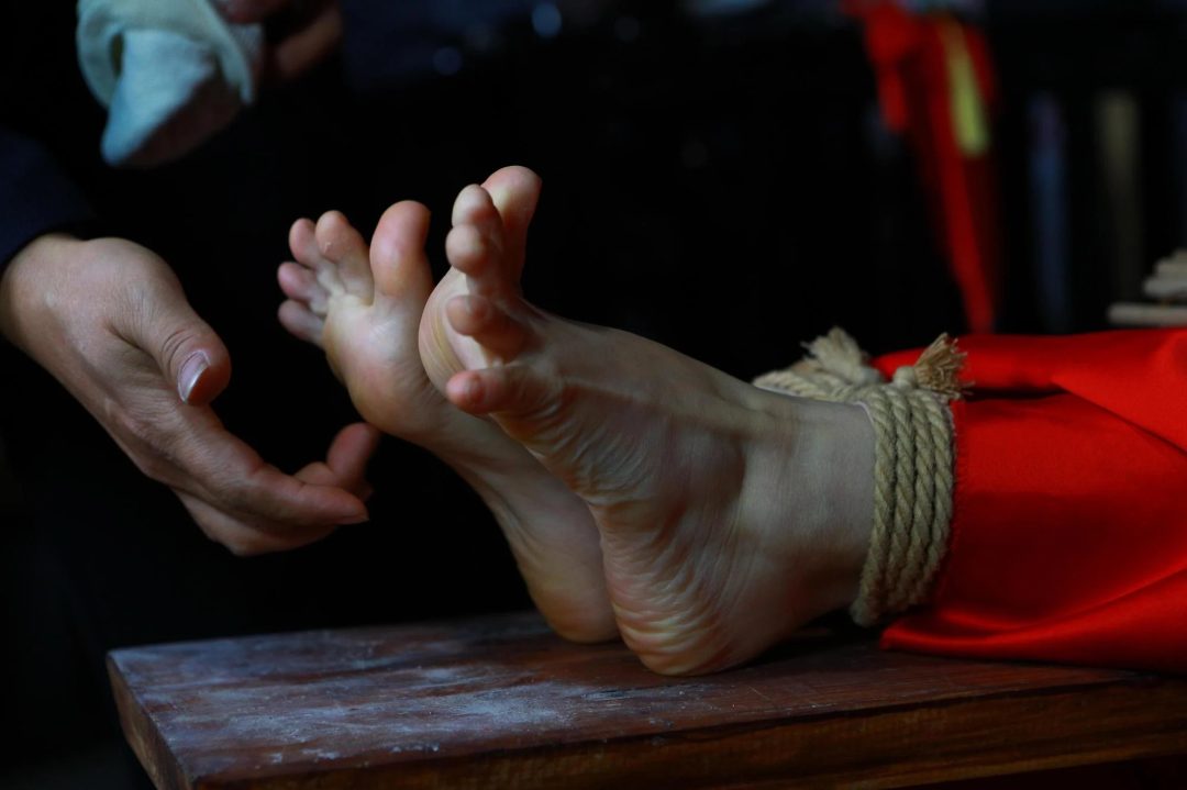 【秀禾姐妹花】新模小雨、小晴被土匪抢来五花大绑老虎凳拶子等各种刑具-2