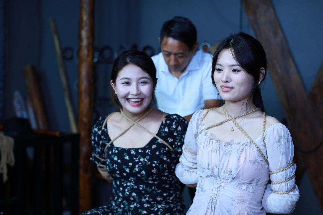 【江鑫柳依棚拍】剧照500张+视频30分钟两位颜值美女江鑫168厘米22岁柳依170厘米20岁被五花大绑直臂绑柱-3