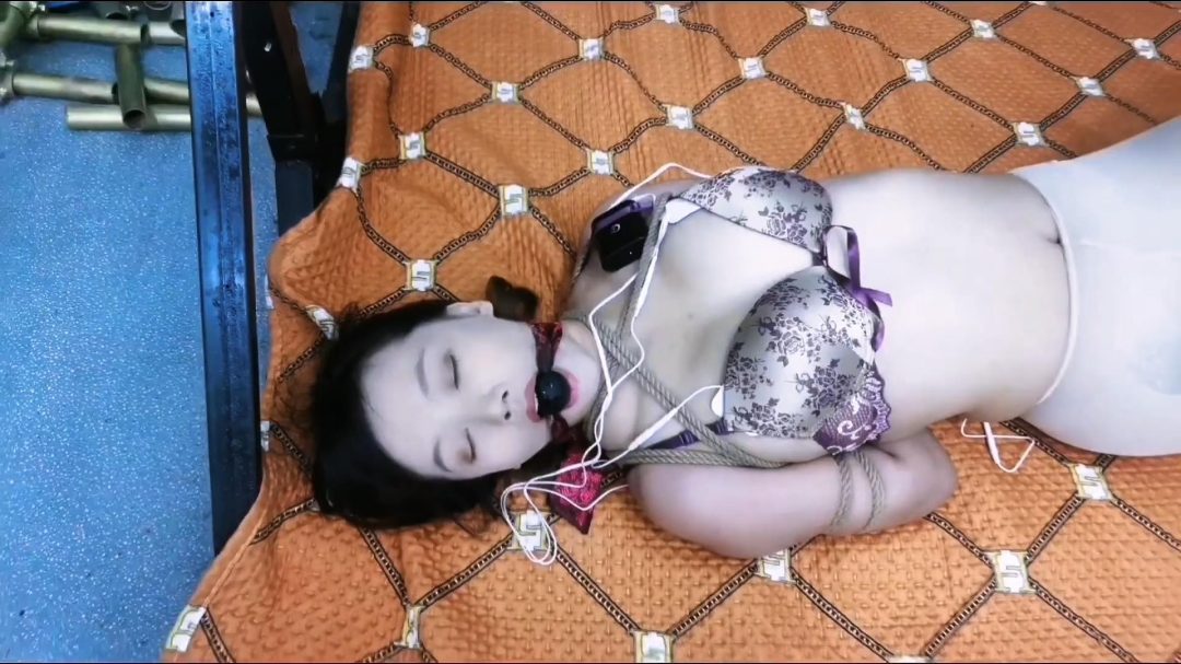 女m悦儿被捆绑在密室里,惨糟多功能役次元电击器多重电击,反复电晕,最后被超大电流电晕过去,终于老实了.-17