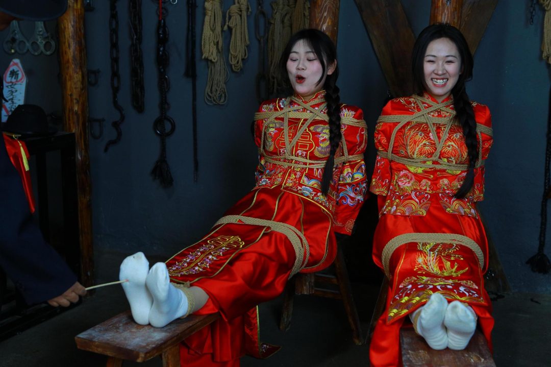 【秀禾姐妹花】新模小雨、小晴被土匪抢来五花大绑老虎凳拶子等各种刑具-3