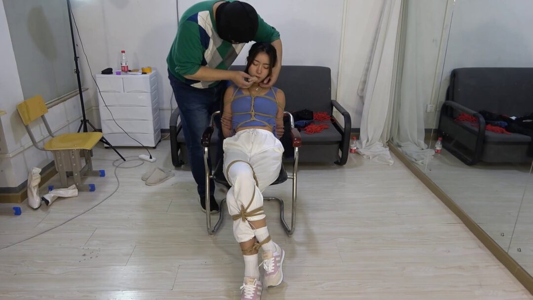 定拍捆绑小丁 紧身背心白棉袜运动鞋 麻绳勒嘴 套头挣扎-2