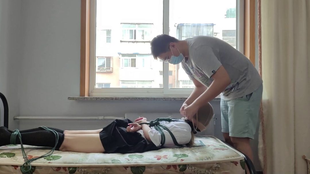 妹子的强制多次自由落体惩罚！长袜堵嘴，求饶无用，探索承受力极限-8