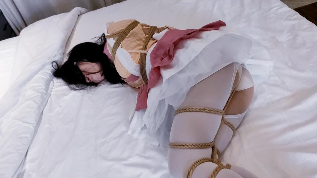 《胶布封嘴挣扎》-白丝党福利-女仆装配开档白丝+欧式直臂+股绳+多节并腿捆+胸缚+自己胶布封嘴+撕胶布过程+再封嘴+全程放置挣扎+无调教等等-7