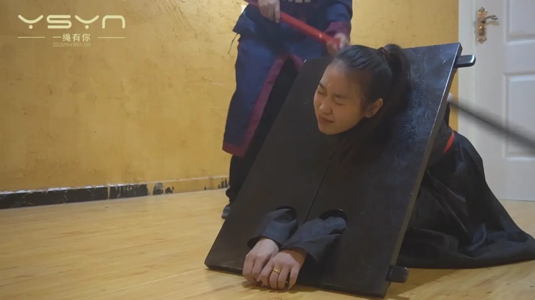 【侠女风华】女捕快押送犯人故意逃脱被问责惩罚戴上木伽打板子骑木马五花驷马鞭打挠脚心压杠子绞刑-5