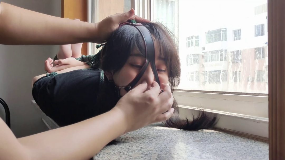 肉丝美少女欣妍股绳驷马缚窗台放置，强制抬头，马具口球堵嘴口水-6