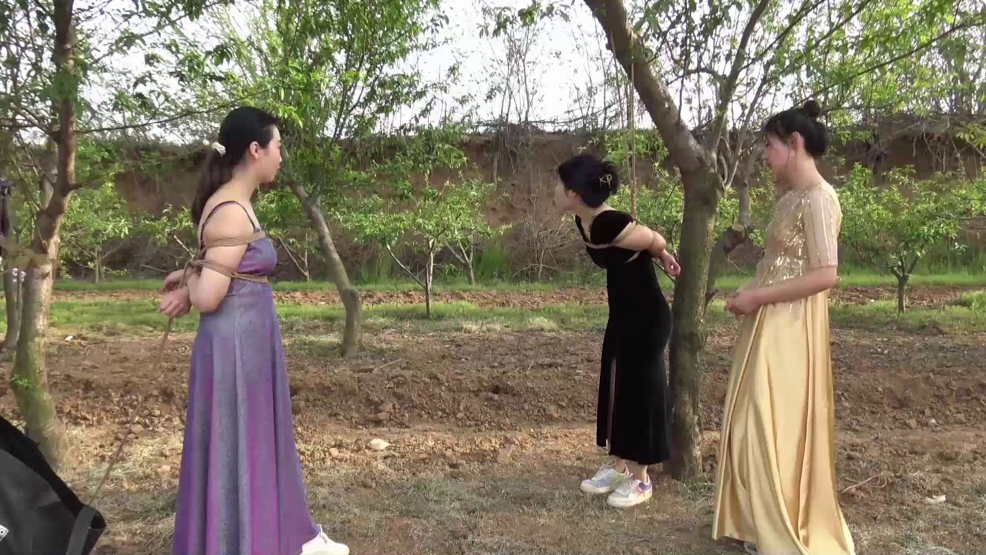 捆绑带着三女M野游