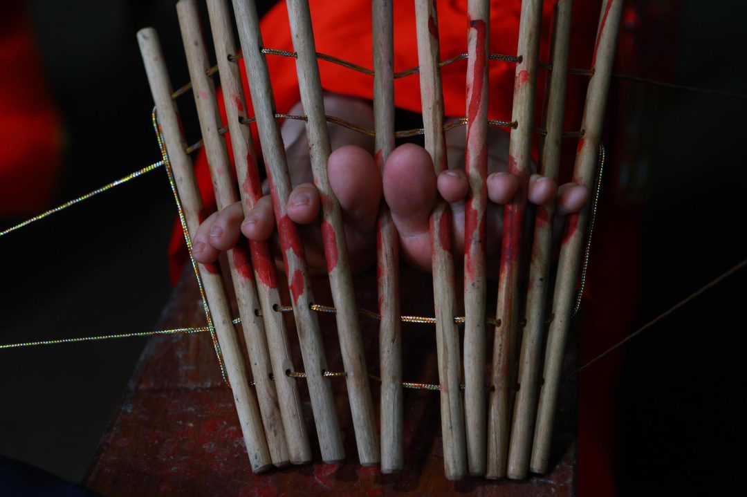 【秀禾姐妹花】新模小雨、小晴被土匪抢来五花大绑老虎凳拶子等各种刑具-6