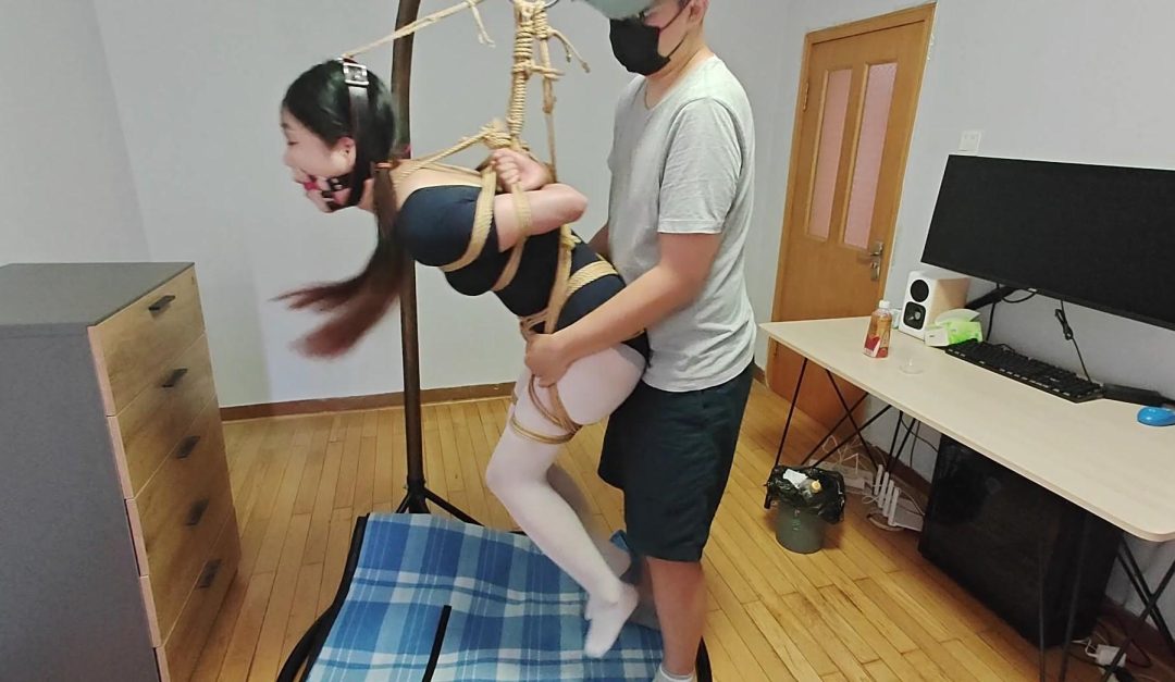 马具口球堵嘴 白丝妹妹后入式吊绑 超紧蛇缚驷马tk挣扎堵嘴！jk制服裸足真美！-11