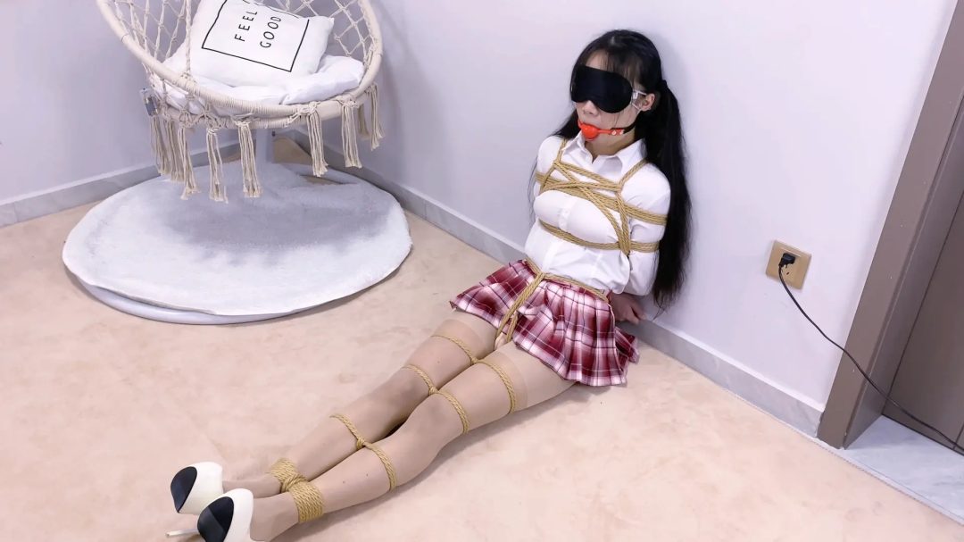 《少女情劫》-被超紧日式紧缚+胸缚+股绳+蛇缚并腿捆+丝袜堵嘴再口球+强制TK+堵嘴取出+强制弓腰+胶布封嘴+猛烈TK+脚底特写+放置挣扎+手掌死灰色绑哭两-8