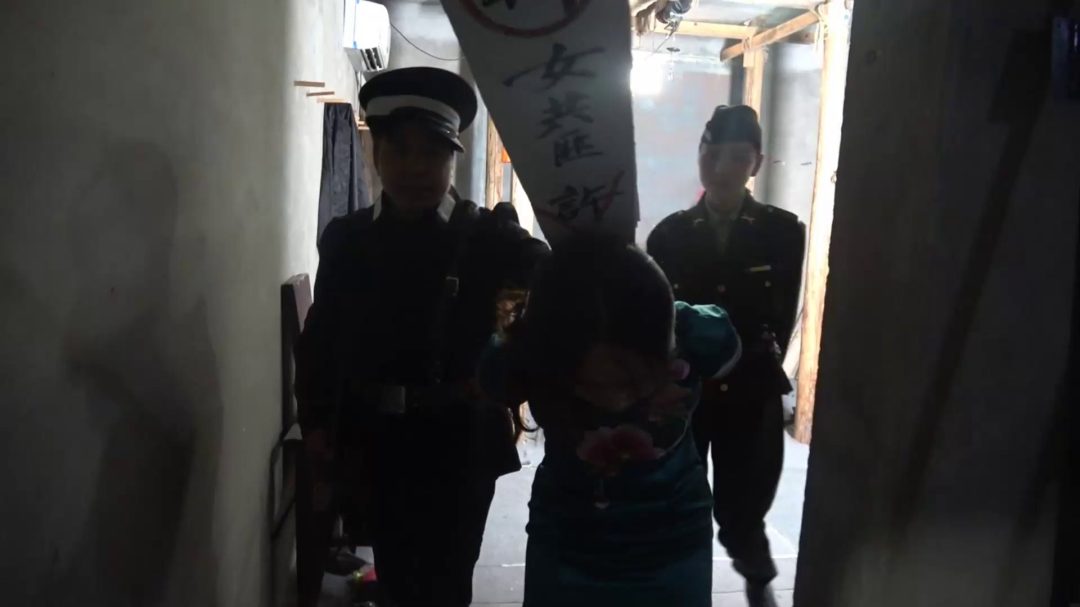 旗袍女烈王丫被抓捕、审问、老虎凳、吊敷、中式五花大绑枪毙-7