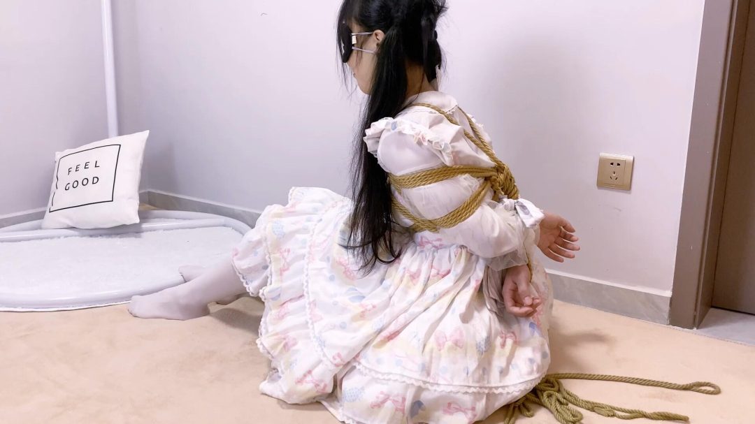 《路崽日记》-洛丽塔欧式直臂紧缚+跪趴跪坐+口球+中重度打屁股sp打出音爆声+打脚心大腿和胸+尾巴+日式紧缚+胸缚+驷马吊缚悬吊+口水直流+放置-18