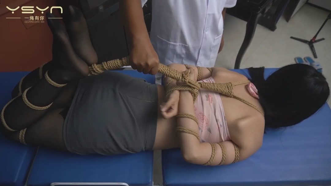 漂亮小姑娘身体不适前来中医绳疗馆就医被特殊绳疗治疗心理上痛痒并享受着-7