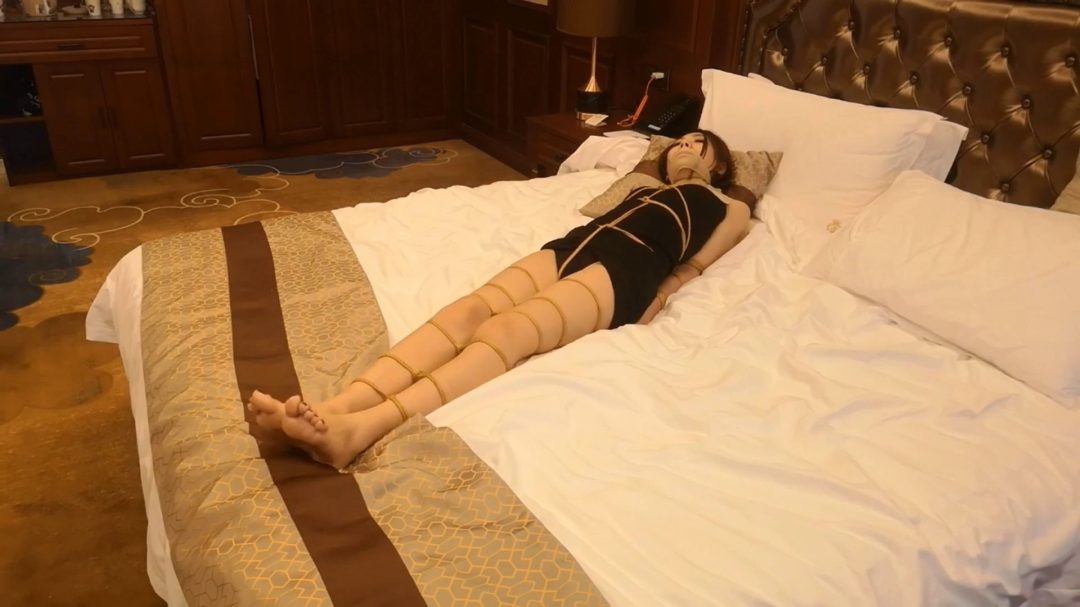 黑裙 直臂紧缚 丝袜堵嘴 蹦跳-5