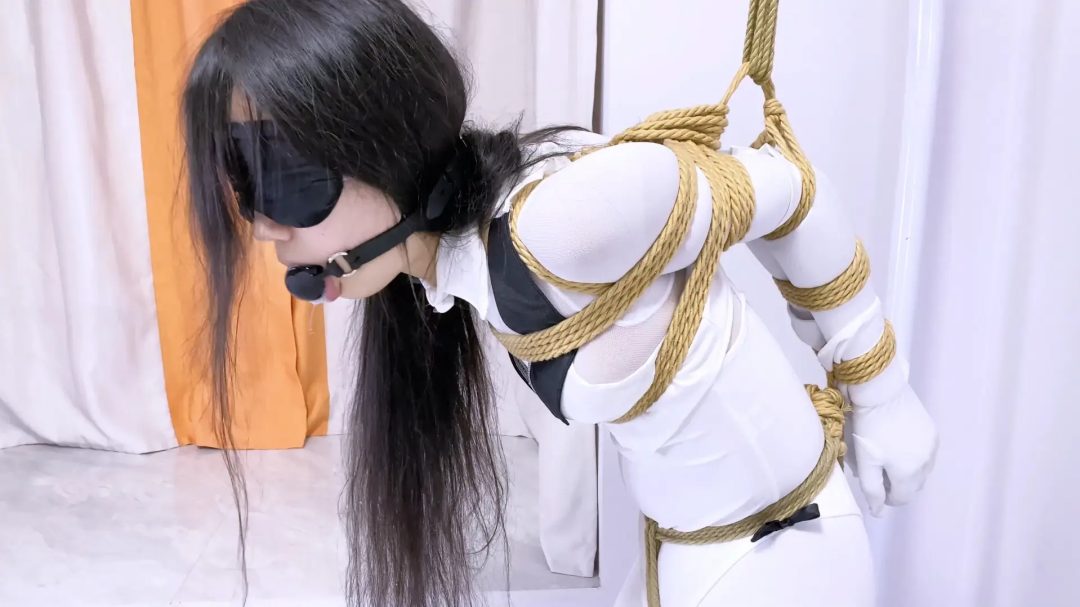《束缚挑战》-连身袜纯白兔女郎被直臂紧缚,胸缚,股绳,多节并腿捆,口塞,强制弓腰吊缚,紧缚行走完成任务,分腿蟹缚,口水直流,惨叫连连等等-11