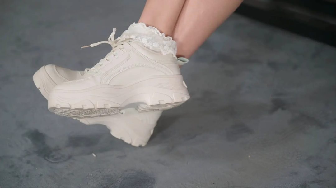 【美腿玉足系列】高挑足球短裙玫瑰配花边棉袜运动鞋加裸足-4