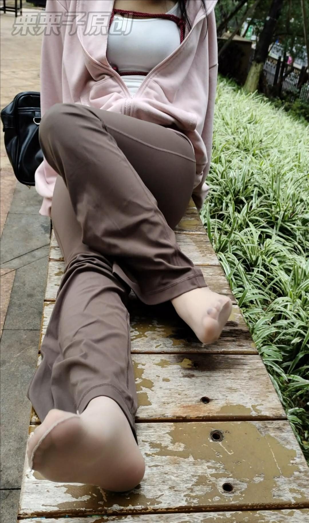 【栗栗子原创】《搔首弄姿的女网红 》 户外、商场、公园、商业街、公园失禁、裤里丝、瑜伽裤、胸缚-8