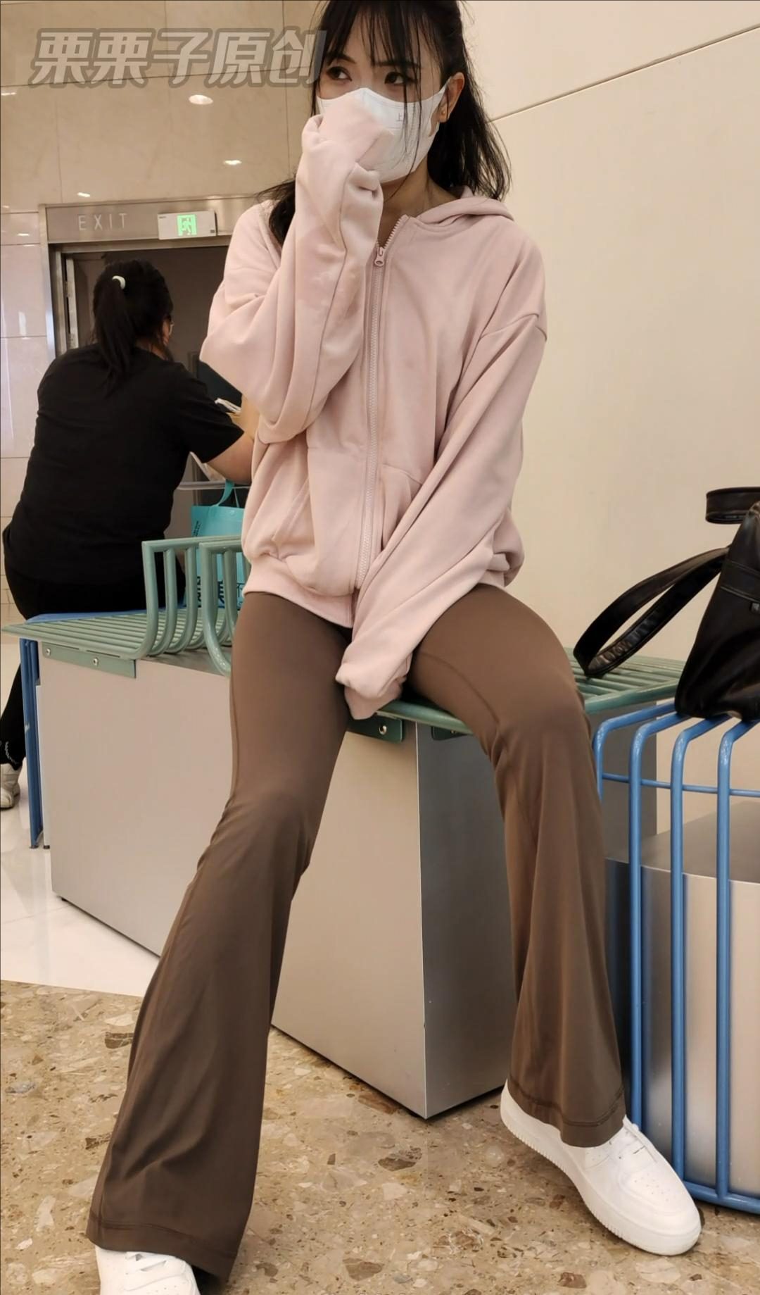 【栗栗子原创】《搔首弄姿的女网红 》 户外、商场、公园、商业街、公园失禁、裤里丝、瑜伽裤、胸缚-6