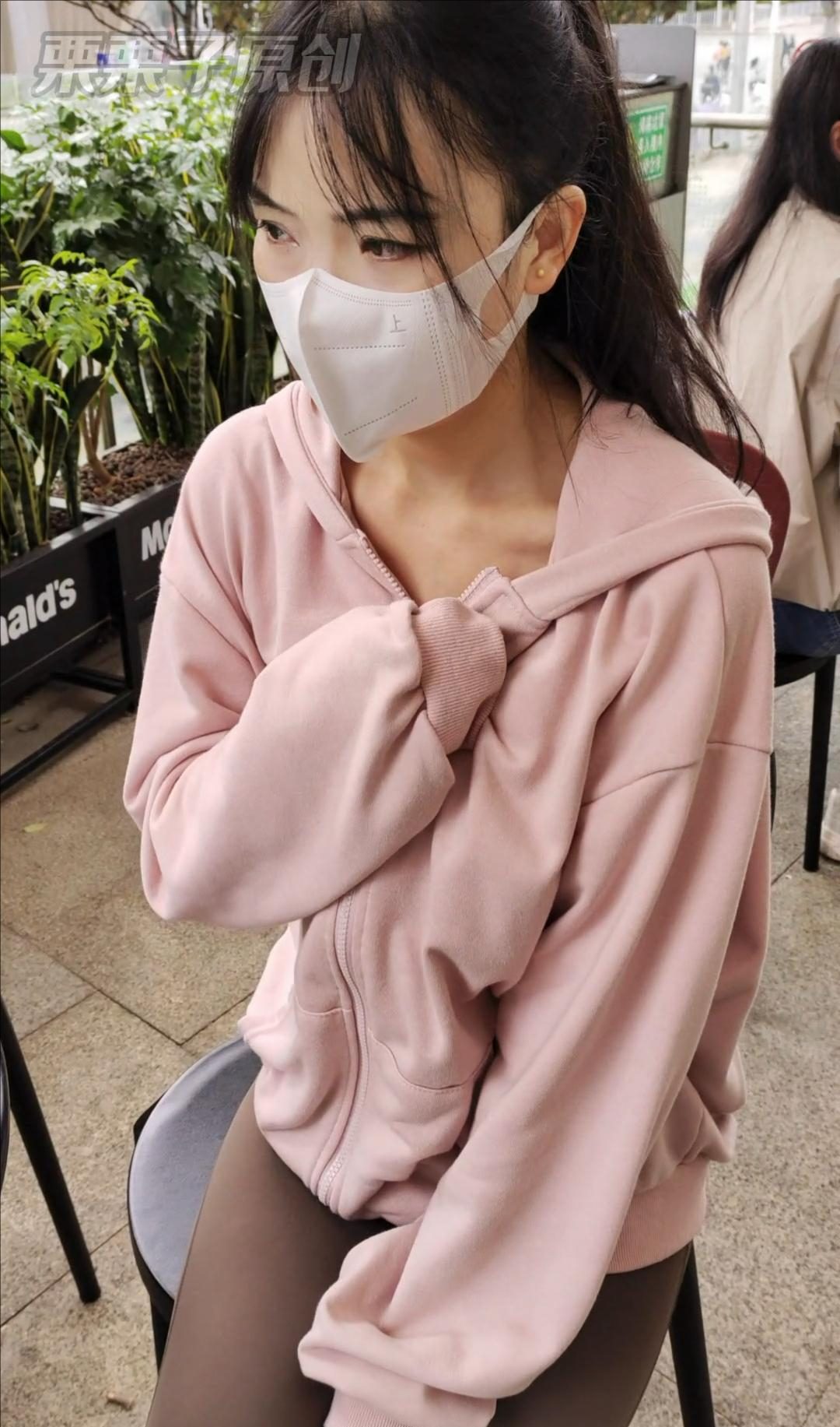 【栗栗子原创】《搔首弄姿的女网红 》 户外、商场、公园、商业街、公园失禁、裤里丝、瑜伽裤、胸缚-2