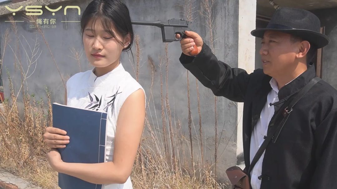 旗袍女学生被特务抓进牢房戴上土拷脚镣刑房捆绑坐老虎凳挠痒走绳晕死醒后刑场五花大绑-1