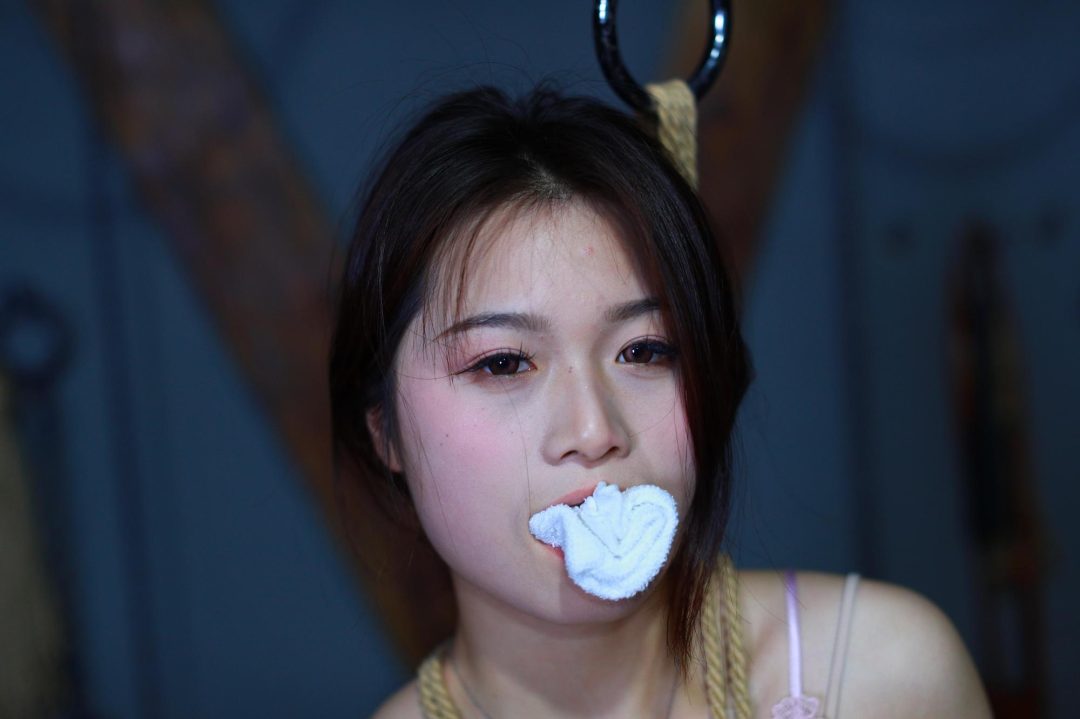 【睡衣女孩】漂亮女生菲菲被金属镣铐驷马重金属拘束堵嘴日式单腿吊各种折磨-2