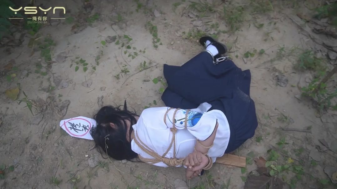 【烈火红颜】被捕女孩五花大绑关进牢房大字绑鞭打坐老虎凳打挠脚心拶子拶脚指不屈服刑场捆绑插牌枪决-18