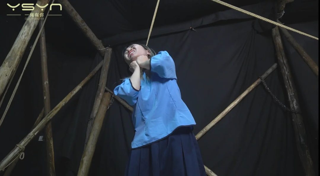 身着五四装的留洋女学生被抓刑房受尽吊打木马绳索勒腰老虎凳扎脚心绞死-12