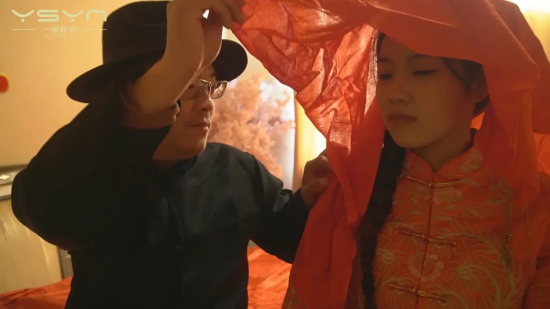 【玷污的新娘】反动派败退残余副官私闯洞房花烛枪杀秀禾新郎抢走新娘威逼刑讯誓死不从被玷污后自缢-1