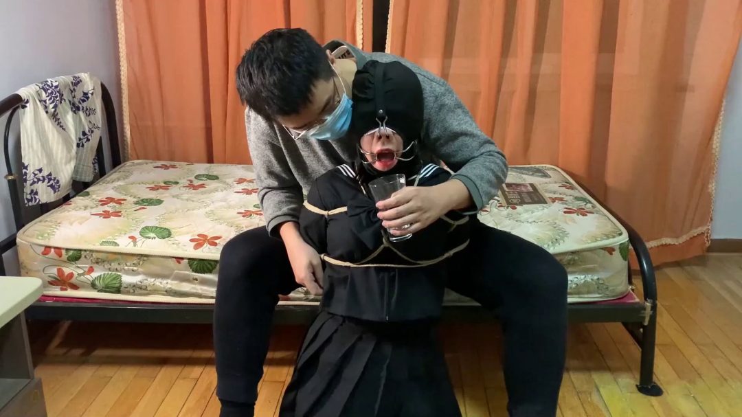 月月后手缚强制下跪 鼻钩口环丝袜套头 sp 口球 口水-3