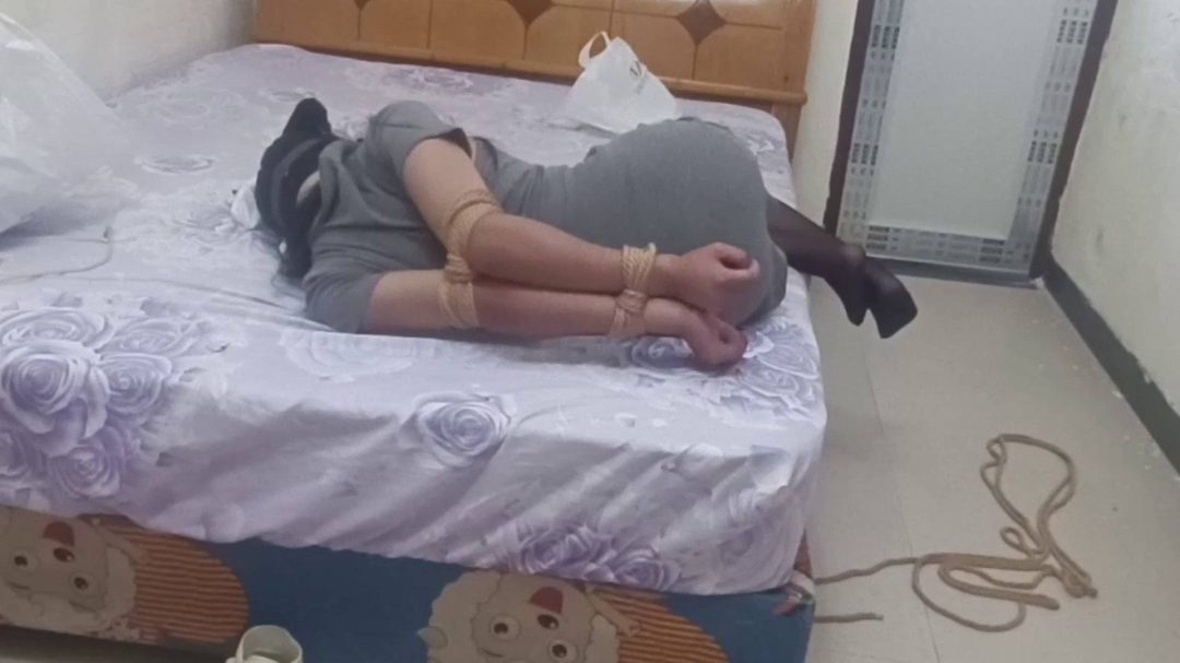 前面体操服，后面短裙黑丝，超紧西式并肘挣扎-7