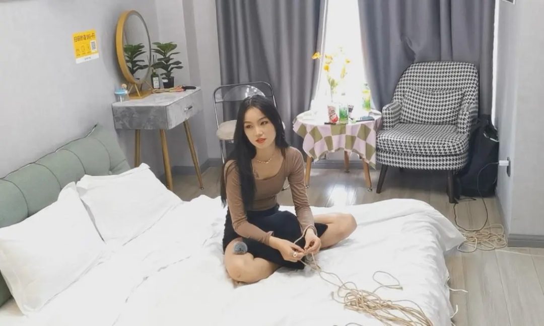 于惠和小文，两个舞蹈生闺蜜，史上最软的腰，驷马轻松头碰到脚尖-2