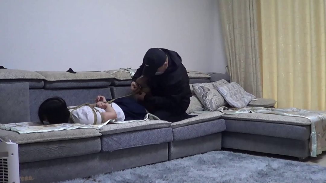 00后小美女玉箫 极品黑丝 蒙眼口塞 十分漂亮的玉足驷马捆绑 股绳挣扎-4