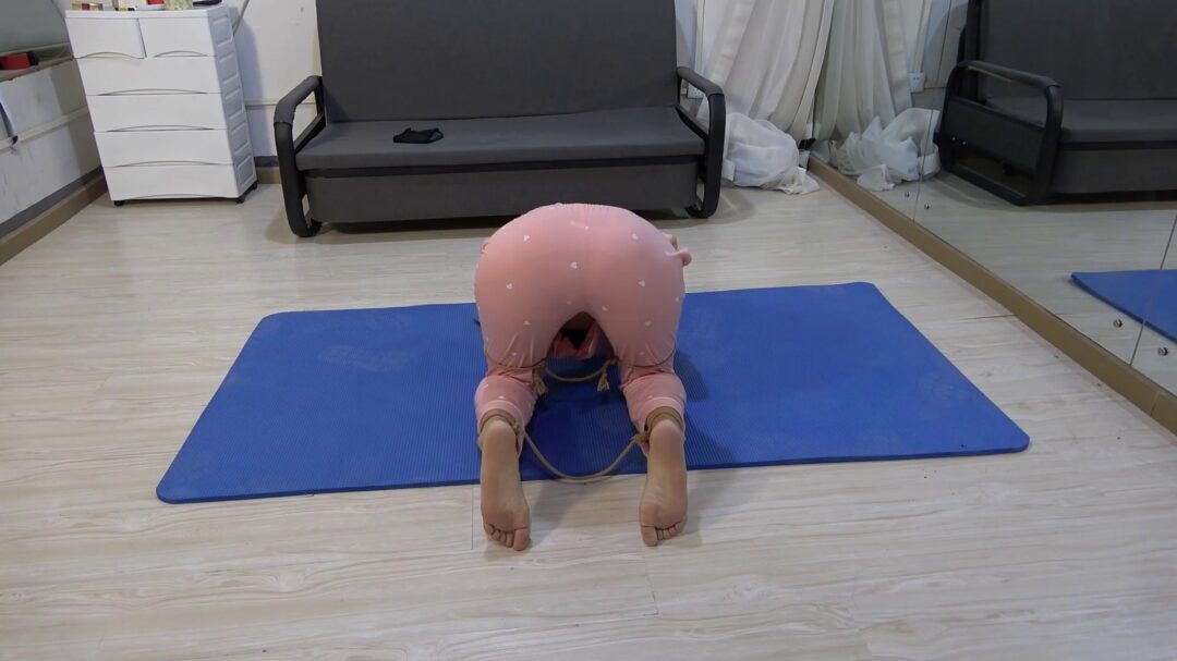 长腿美女荣荣身穿睡衣 化身为女犯 抓捕 反扭 手铐 扎带 光脚 捆绑 押解-6