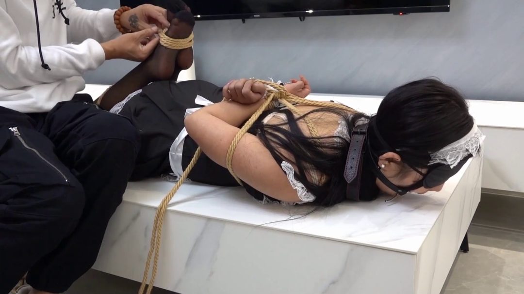 女仆小羊高手坐缚捆绑，蒙眼盲选多种口球口枷道具，驷马放置，口水流出-8