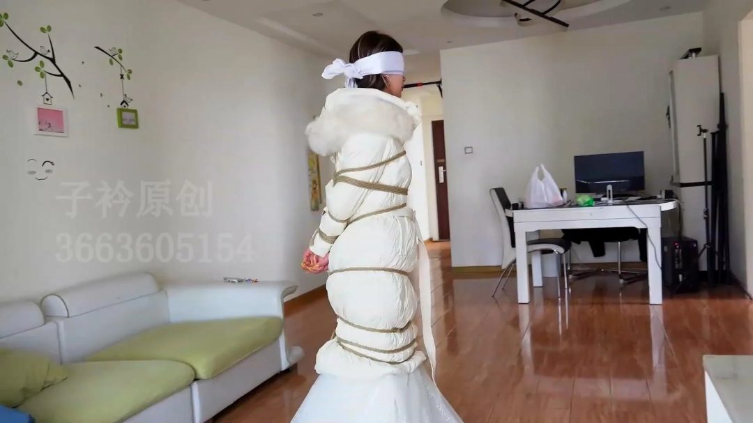 定拍欢欢 婚纱羽绒服捆绑丝巾蒙眼堵嘴挣扎-5