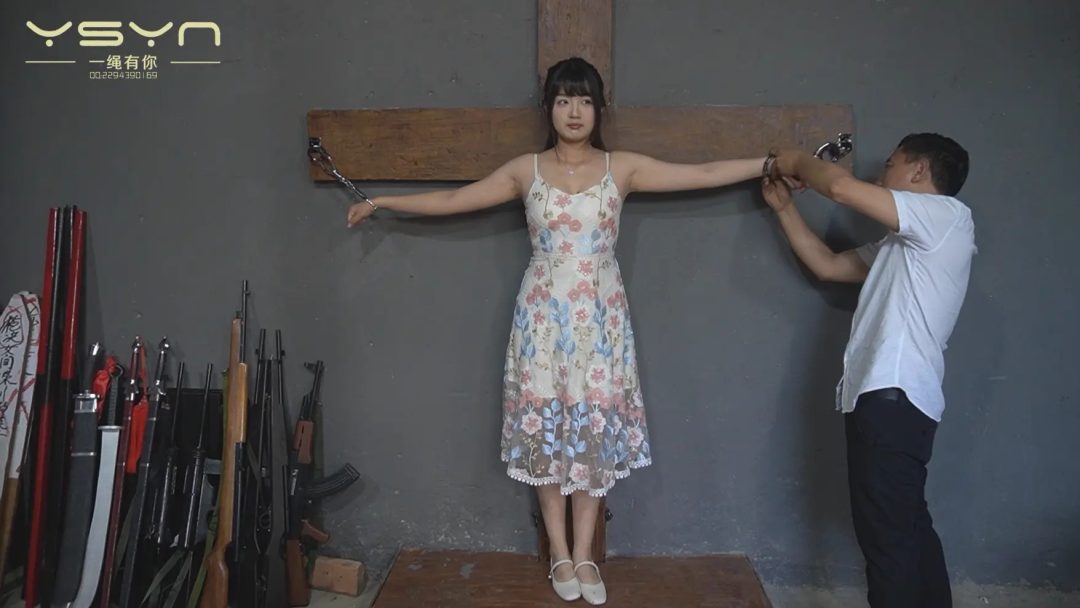 【亲身体验感想】小雅 体验女烈十字架X字架老虎凳等刑具五花大绑参观部分场景-4