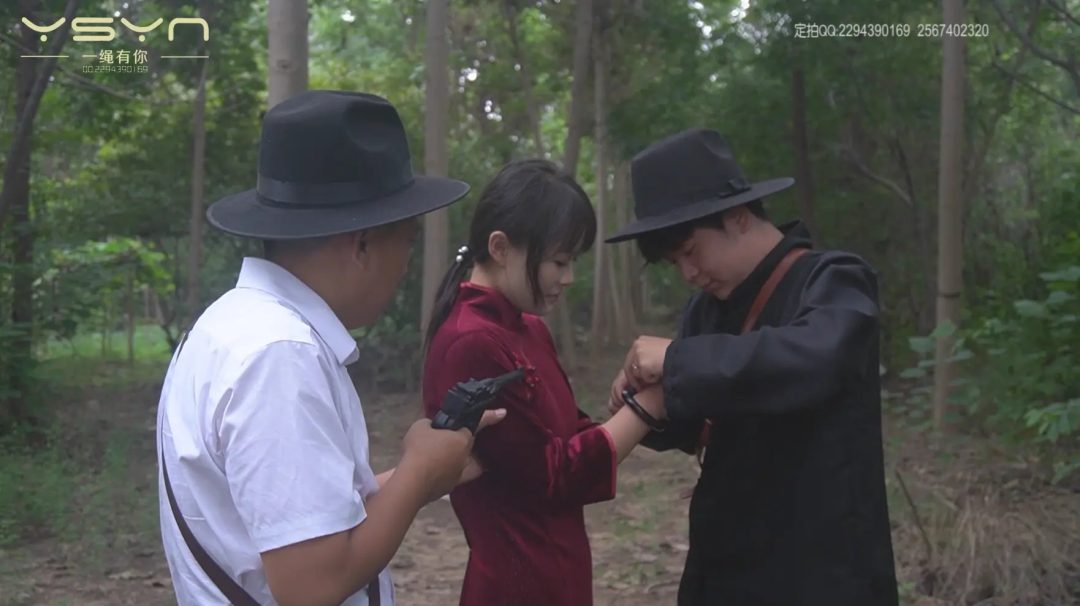 【山林密语】情报员林知语山林里被特务跟踪抓捕戴土拷脚镣牢房提审刑房受尽十字架夹棍老虎凳刷挠脚心铁钳子夹脚趾酷刑-4