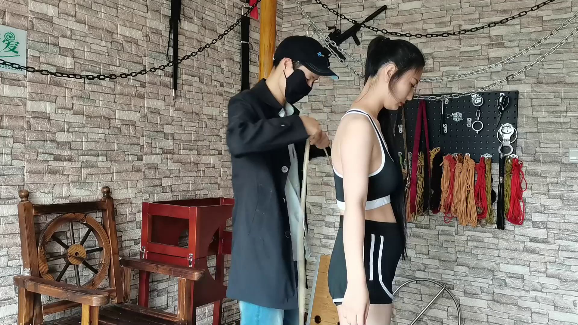 窗台上紧缚的紫涵