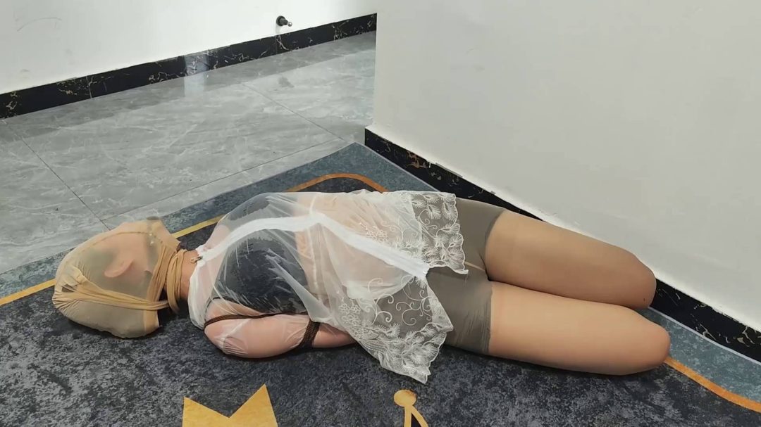 新模小赢湿身驷马放置，短丝袜堵嘴-4