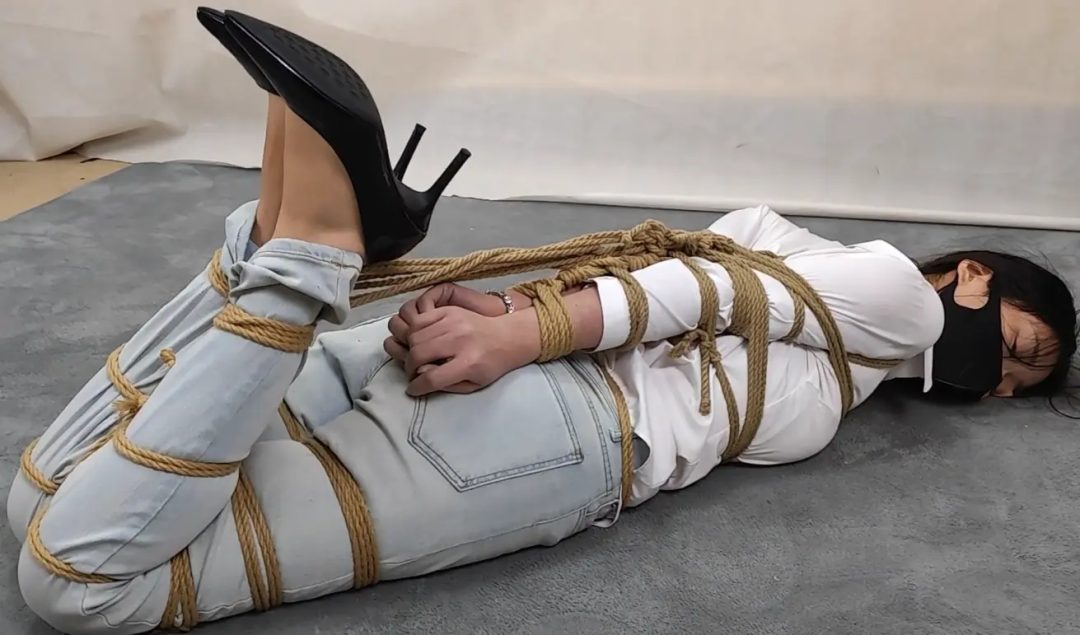 白衬衣牛仔裤 紧缚的直臂-7